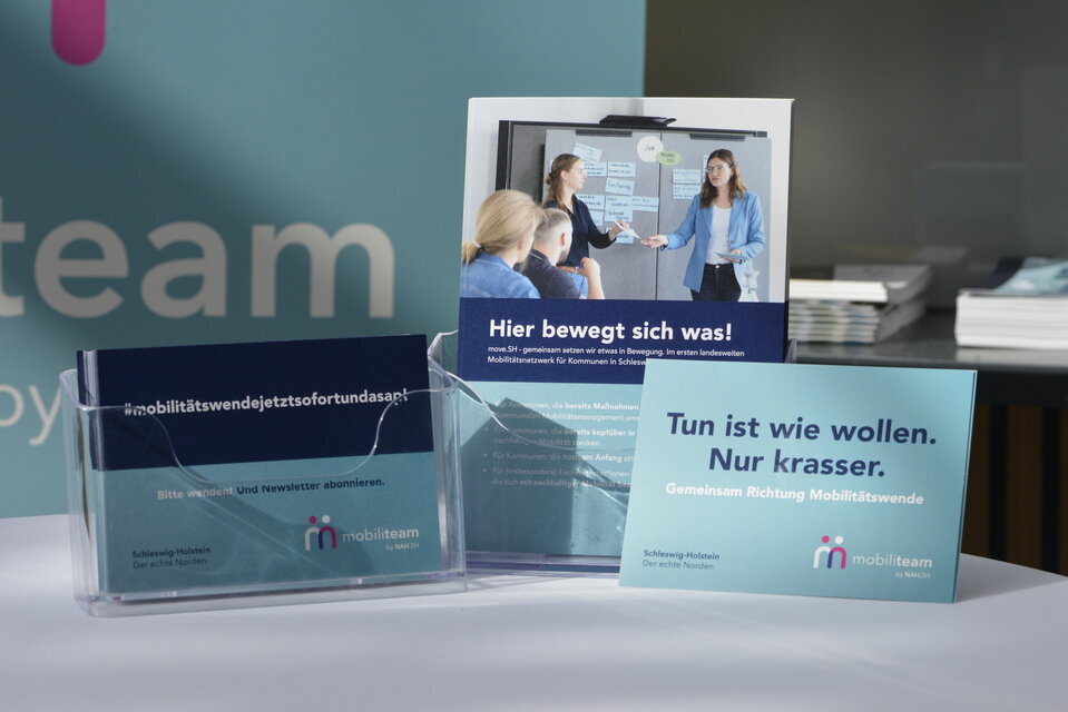 Verschiedene Postkarten und Flyer auf einem Tisch