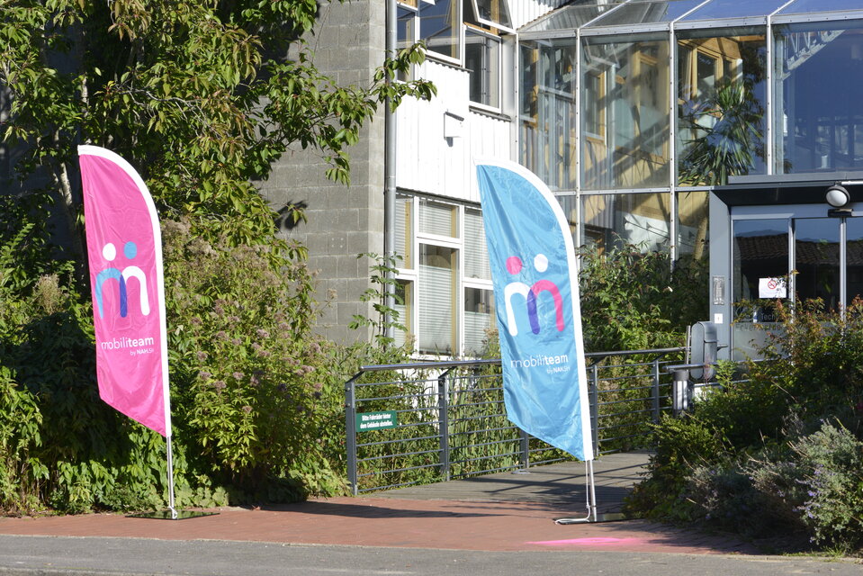 Gebäudeeingang, links und rechts beachflags