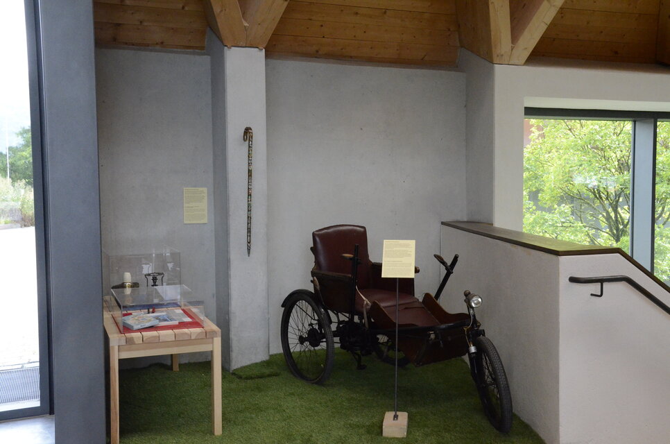 Objekte rund um Mobilität im Jahrhunderthaus des Freilichtmuseums Molfsee.