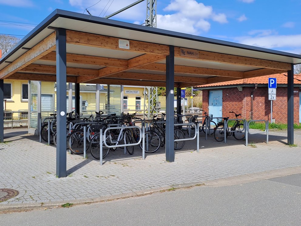 Überdachter Fahrradstadt am Bahnhof Brokstedt
