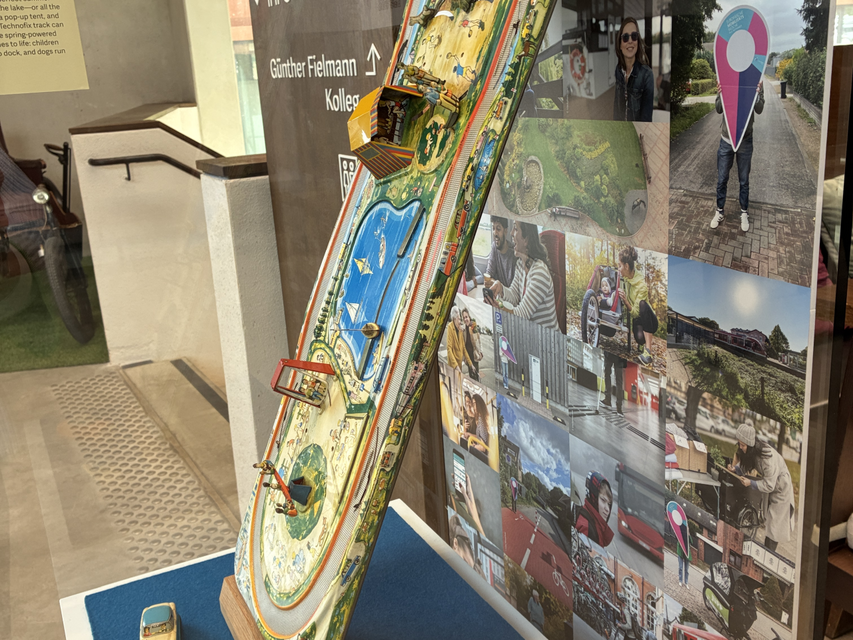 Ausstellungsvitrine im Jahrhunderthaus des Freilichtmuseums Molfsee.