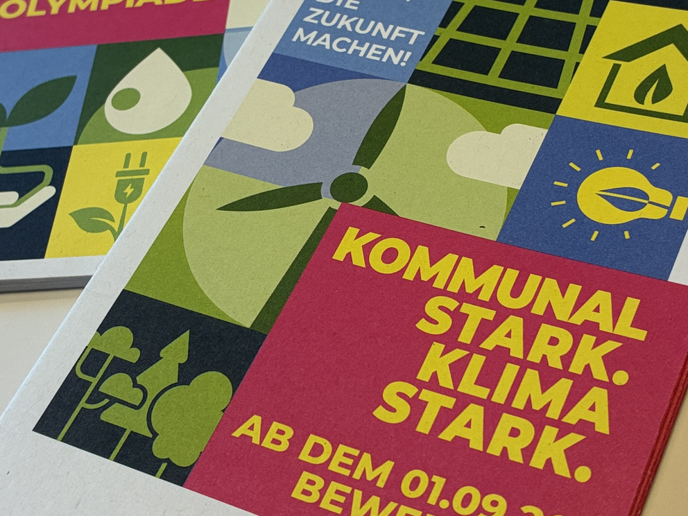 Broschüren zur EnergieOlympiade liegen auf einem Tisch